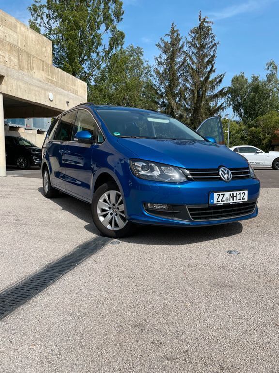 Blau Gebraucht 2019 VW Sharan Comfortline Van / Kleinbus | 22.200 € (Superpreis) - Bild 1/4