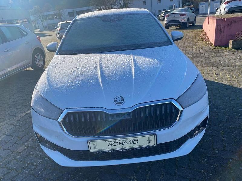 Neu Skoda Fabia Selection 95 PS (69 kW) 2025 Moonweiss metallic Limousine