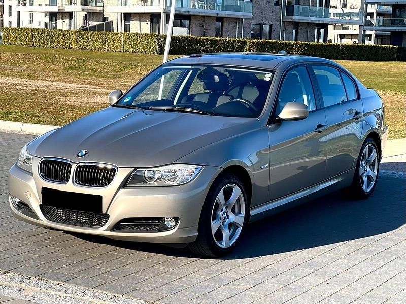 Gebraucht BMW 320 177 PS (130 kW) 2010 Gold Limousine