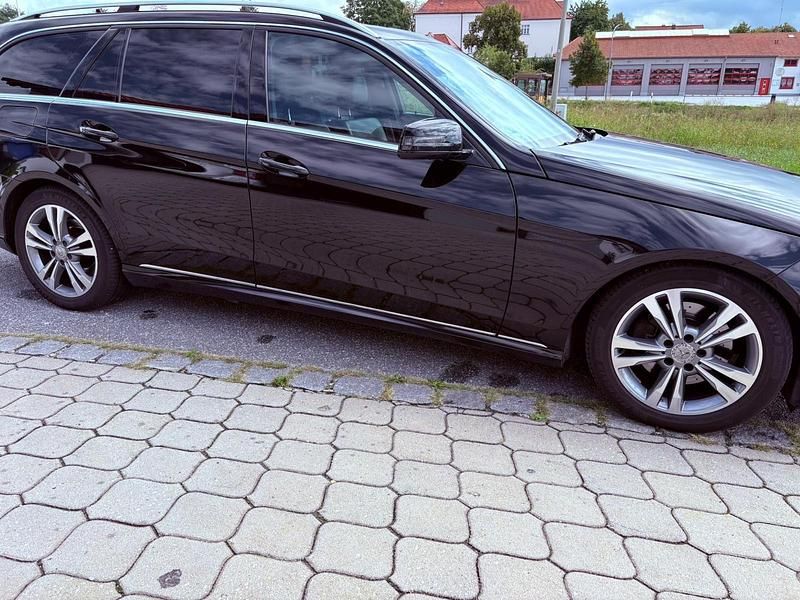 Schwarz Gebraucht 2013 Mercedes E250 Avantgarde Kombi | 9.800 € (Fairer Preis) - Bild 1/4