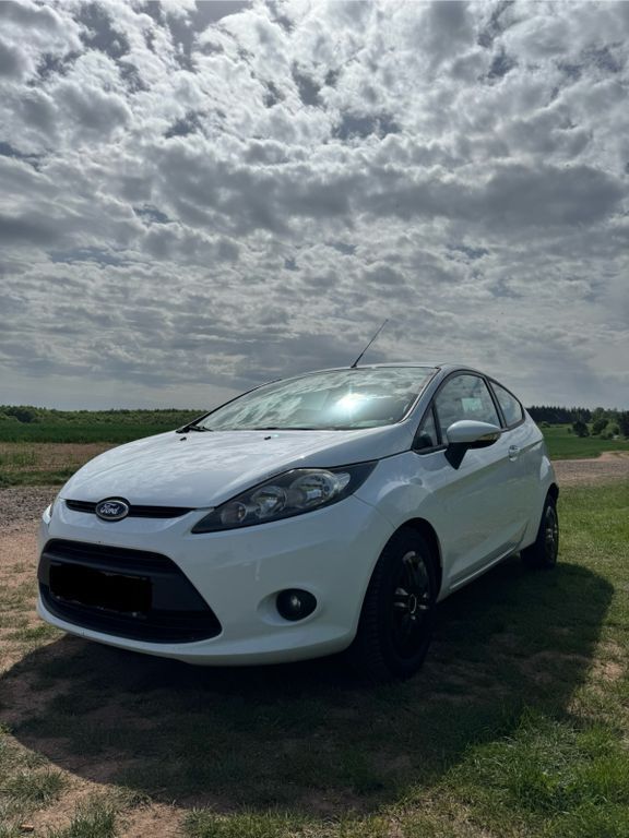 Weiß Gebraucht 2010 Ford Fiesta Kleinwagen | 2.750 € (Guter Preis) - Bild 1/4