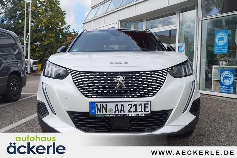 Gebraucht Peugeot e-2008 GT 100 kW (136 PS) 2023 Perlmuttweiß perleffekt SUV