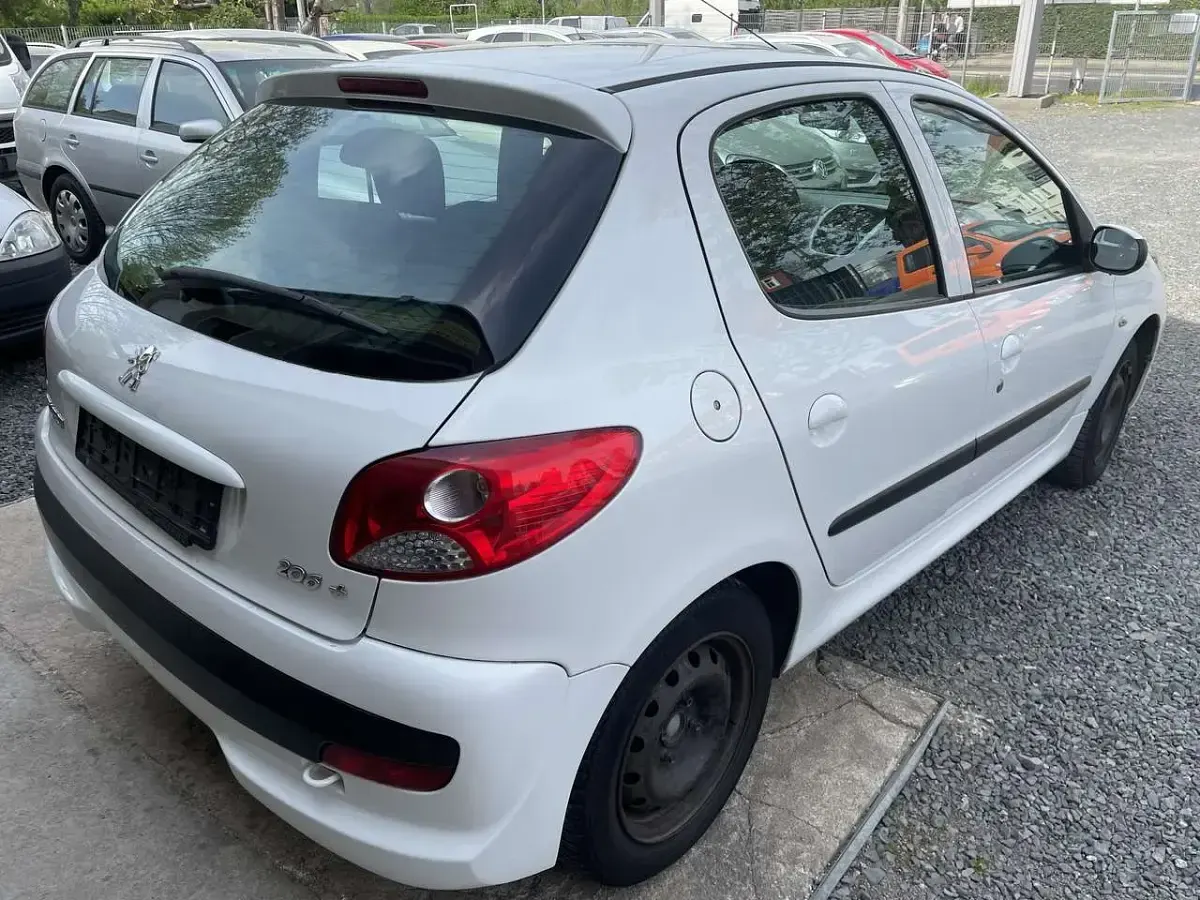 Gebraucht Peugeot 206+ 73 PS (53 kW) 2011 Weiß Kleinwagen