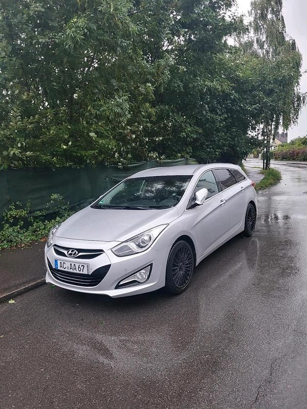 Silber Gebraucht 2012 Hyundai i40 Kombi | 7.000 € (Fairer Preis) - Bild 1/4