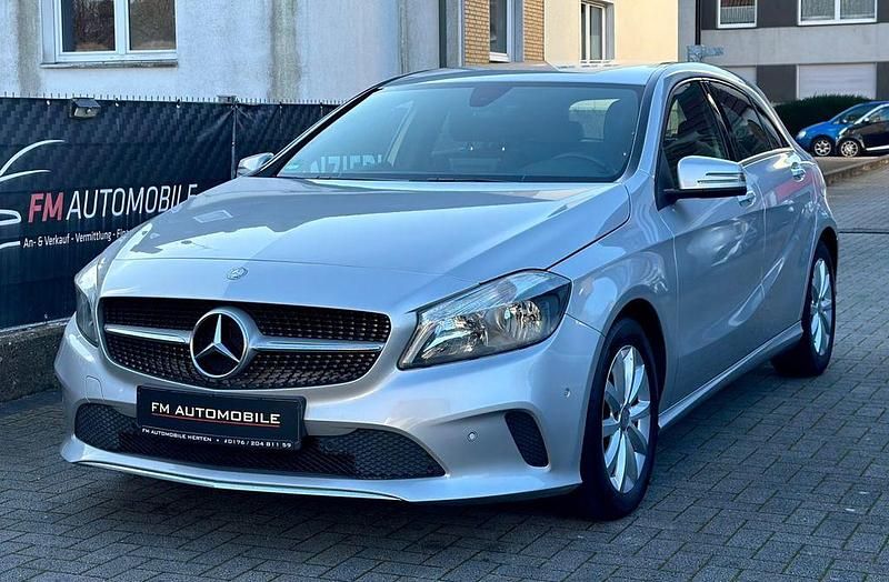 Gebraucht Mercedes A180 122 PS (89 kW) 2016 Silber Limousine
