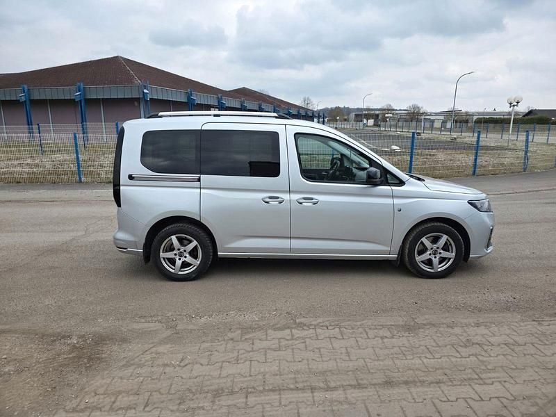 Gebraucht Ford Tourneo Connect Titanium 122 PS (89 kW) 2022 Silber Van / Kleinbus