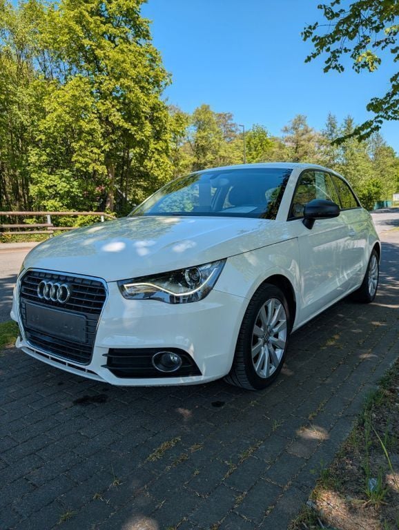 Weiß Gebraucht 2012 Audi A1 Attraction Kleinwagen | 9.990 € (Guter Preis) - Bild 1/4