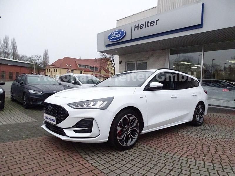 Weiß Gebraucht 2023 Ford Focus ST-Line X Limousine | 25.290 € (Etwas zu teuer) - Bild 1/4