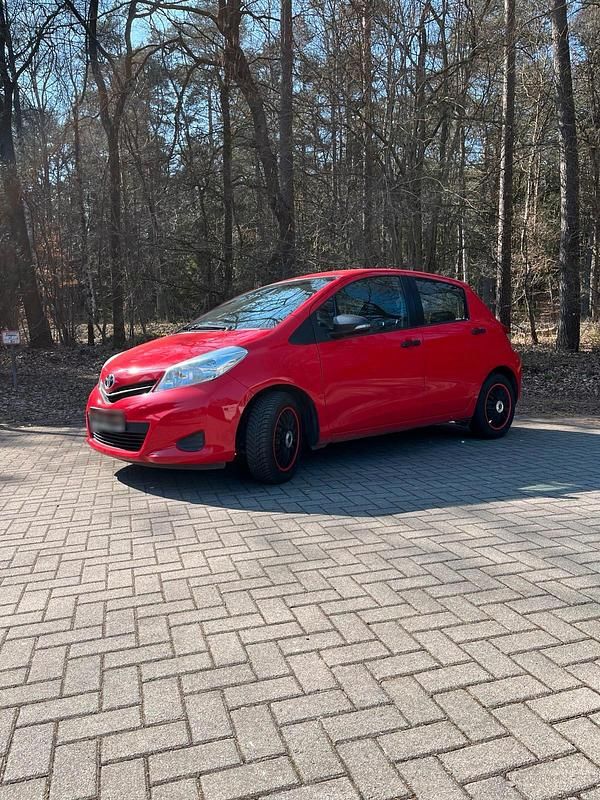 Gebraucht Toyota Yaris 70 PS (51 kW) 2012 Rot Kleinwagen