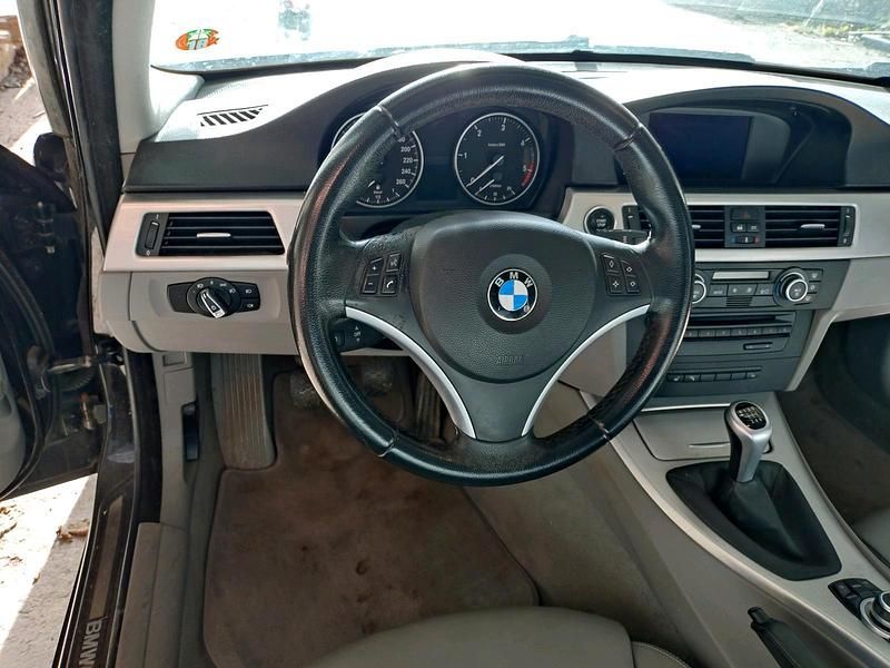 Gebraucht BMW 325 197 PS (144 kW) 2009 Schwarz Kombi