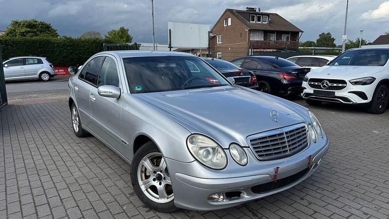 Silber Gebraucht 2004 Mercedes E220 Limousine | 2.400 € (Guter Preis) - Bild 1/4
