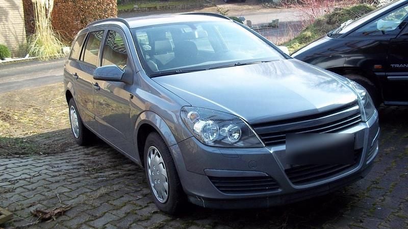 Grau Gebraucht 2005 Opel Astra Kombi | 2.850 € (Etwas zu teuer) - Bild 1/4