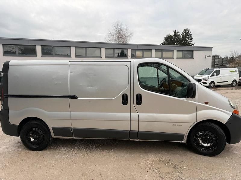 Gebraucht Renault Traffic 130 PS (95 kW) 2006 Silber Van / Kleinbus