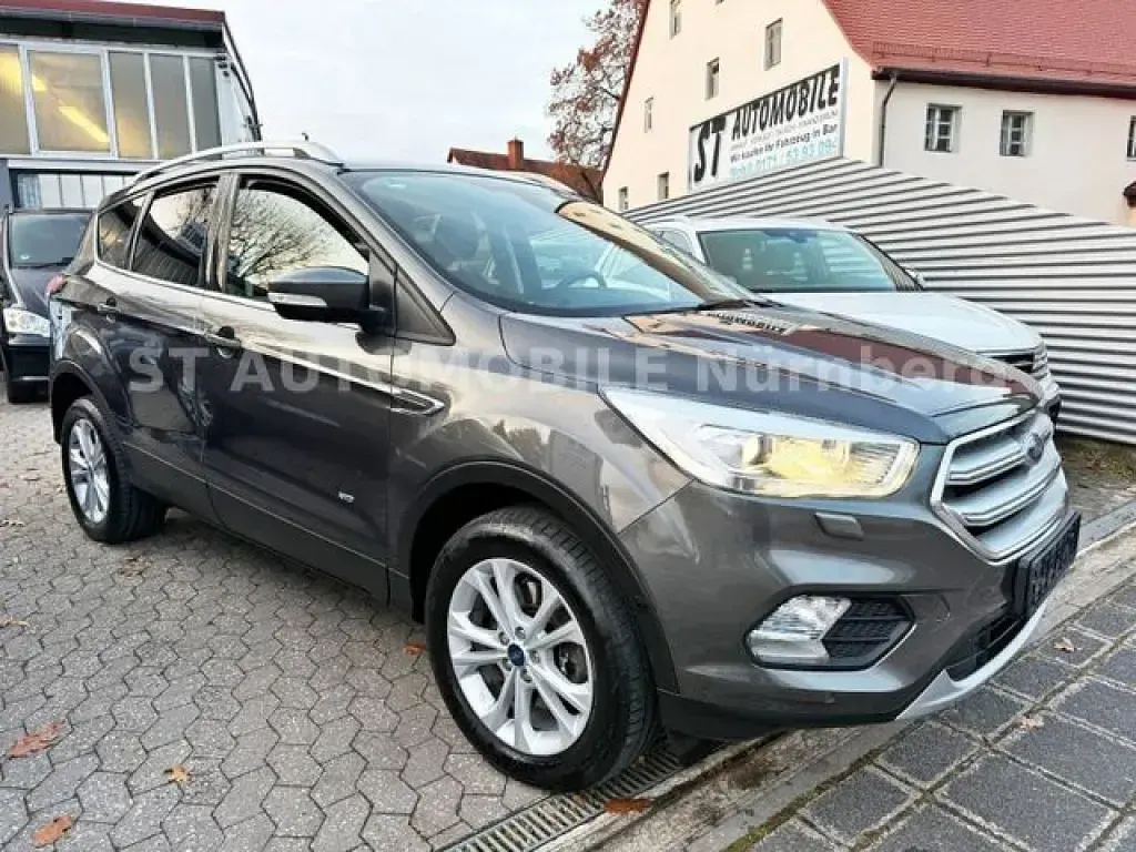 Gebraucht Ford Kuga Titanium 150 PS (110 kW) 2017 Grau SUV