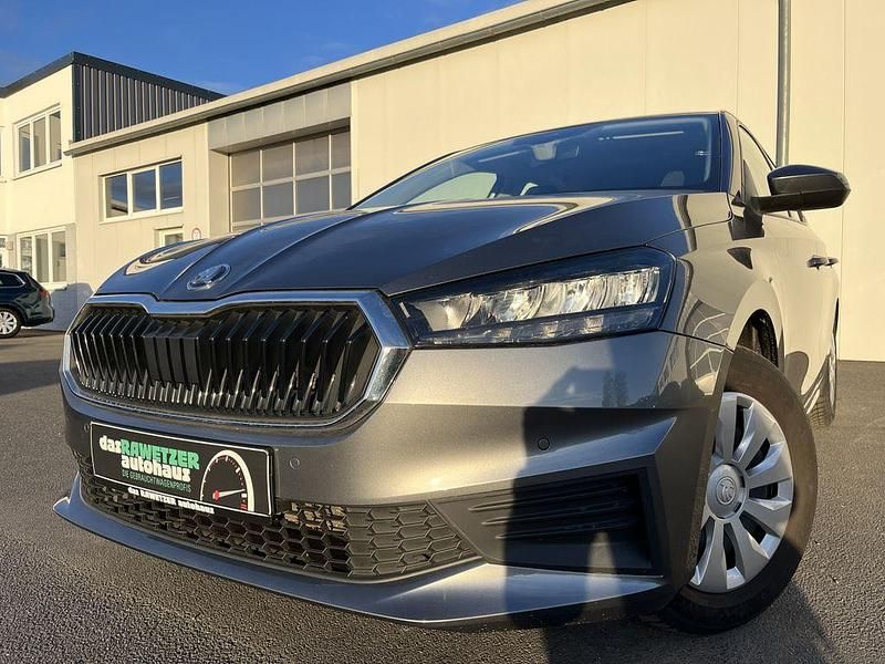Grau Gebraucht 2023 Skoda Fabia Ambition Limousine | 15.860 € (Guter Preis) - Bild 1/4