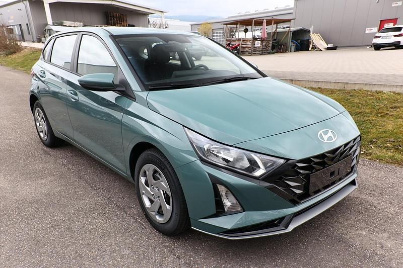 Neu Hyundai i20 Select 90 PS (66 kW) 2025 Mangrove green mineraleffekt Kleinwagen
