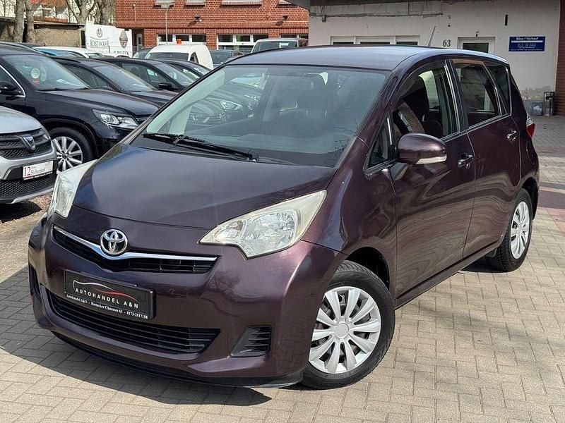Violett Gebraucht 2011 Toyota Verso-S Cool Van / Kleinbus | 5.999 € (Fairer Preis) - Bild 1/4
