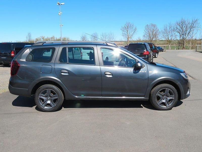 Gebraucht Dacia Logan MCV Celebration 90 PS (66 kW) 2018 Grau Limousine