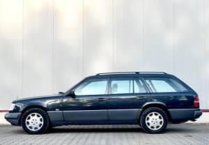 Schwarz Gebraucht 1993 Mercedes 300 Kombi | 16.900 € - Bild 1/4
