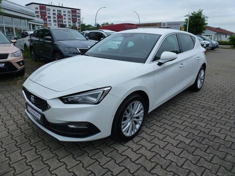 Weiß Gebraucht 2023 Seat Leon XCELLENCE Limousine | 25.980 € (Teuer) - Bild 1/4