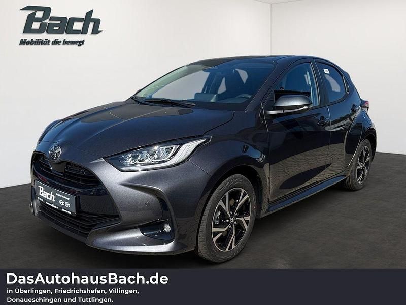 Grau Neu 2025 Toyota Yaris Hybrid Comfort Limousine | 29.350 € (Teuer) - Bild 1/4