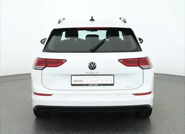 Gebraucht VW Golf VIII Life 110 PS (80 kW) 2022 Pure white Kombi
