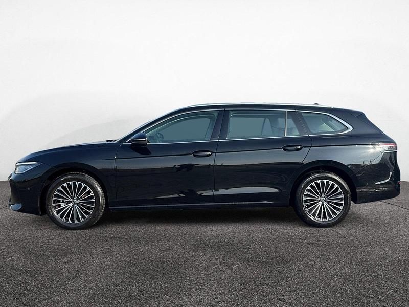 Gebraucht VW Passat Elegance 150 PS (110 kW) 2025 Grenadillschwarz Kombi