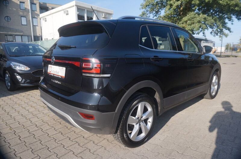 Deep black perleffekt (metallic) Gebraucht 2022 VW T-Cross Style SUV | 20.490 € (Fairer Preis) - Bild 1/4