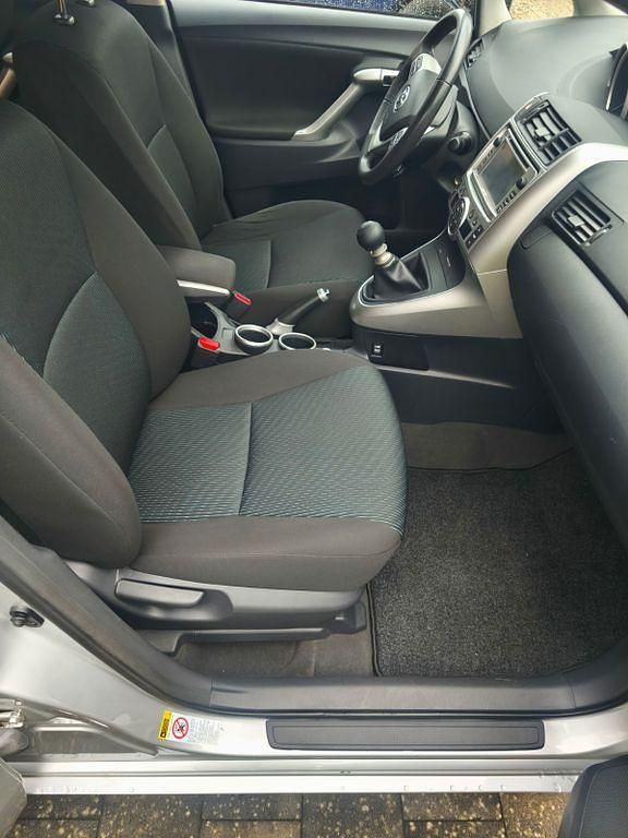 Gebraucht Toyota Verso Travel 126 PS (92 kW) 2012 Silber Van / Kleinbus