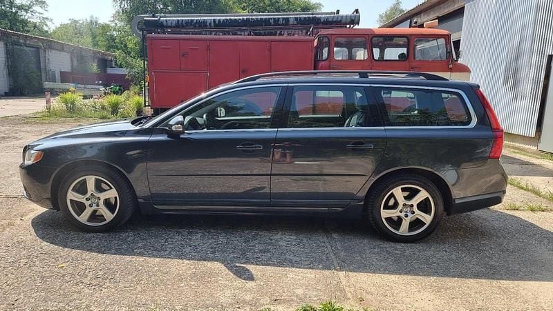 Grau Gebraucht 2011 Volvo V70 Kombi | 4.900 € (Superpreis) - Bild 1/4