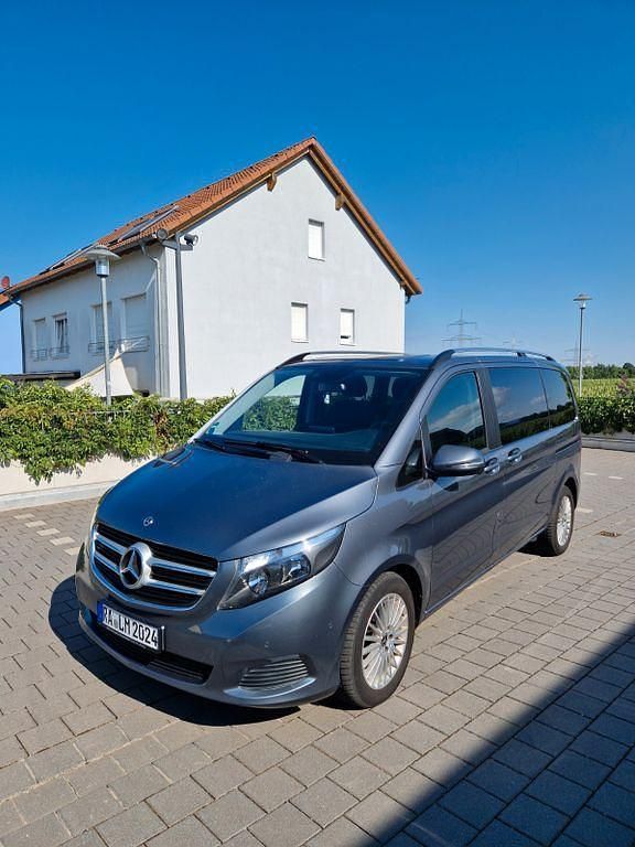 Grau Gebraucht 2018 Mercedes V220 Van / Kleinbus | 29.500 € (Superpreis) - Bild 1/4