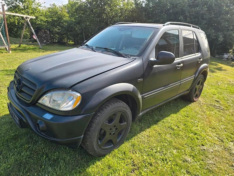 Schwarz Gebraucht 2001 Mercedes ML55 AMG AMG SUV | 4.000 € - Bild 1/4