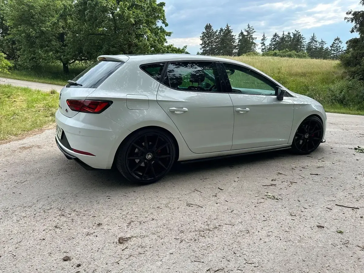 Używany Seat Leon FR 179 KM (131 kW) 2018 Biały Sedan/Limuzyna