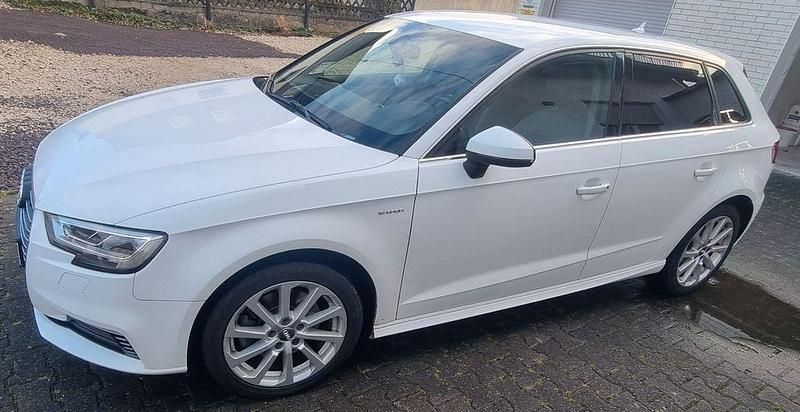 Weiß Gebraucht 2017 Audi A3 Sportback e-tron Design Limousine | 17.500 € (Etwas zu teuer) - Bild 1/4