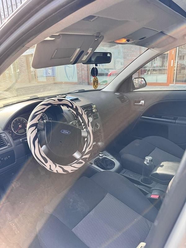 Gebraucht Ford Mondeo 125 PS (91 kW) 2001 Silber Limousine