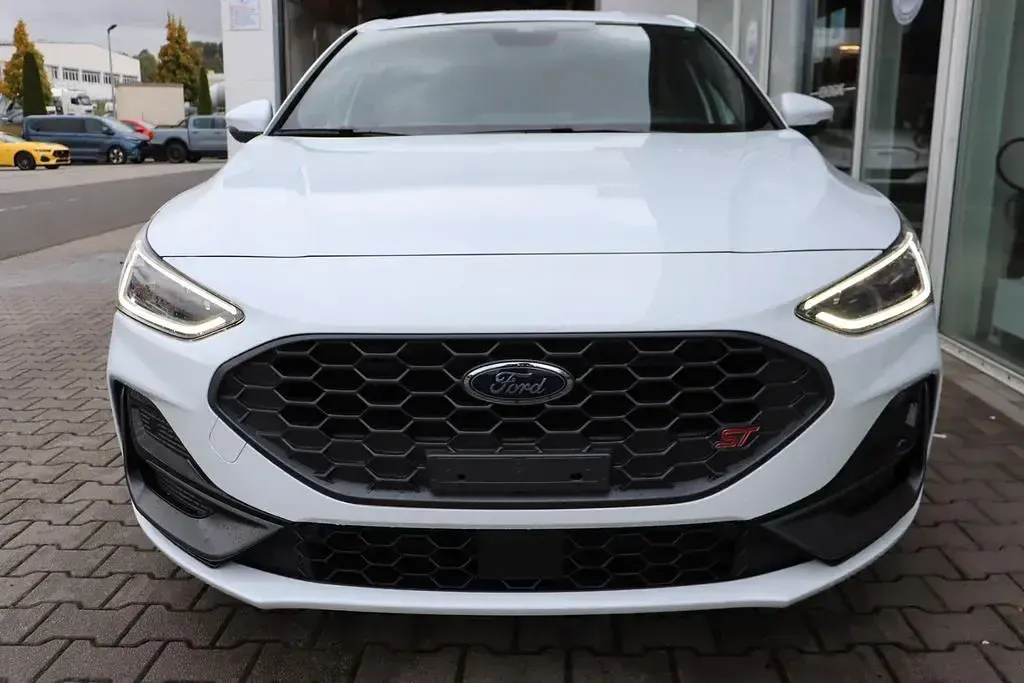Neu Ford Focus ST 280 PS (205 kW) 2026 Frozen white Limousine