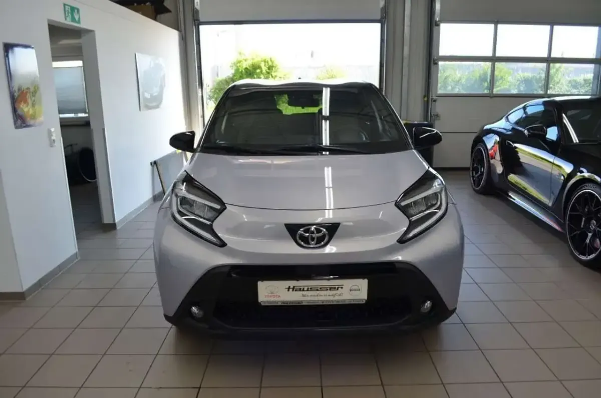 Neu Toyota Aygo X Edition 72 PS (52 kW) 2026 Light purple silver/night sky SUV