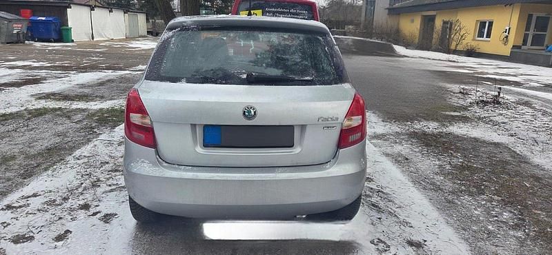 Gebraucht Skoda Fabia 60 PS (44 kW) 2011 Silber Kleinwagen