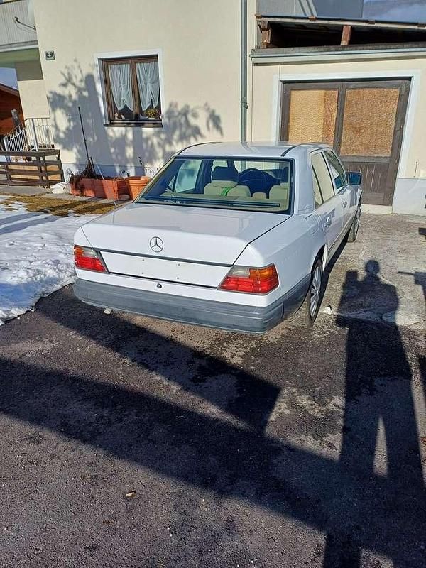 Gebraucht Mercedes 230 132 PS (97 kW) 1989 Weiß Limousine