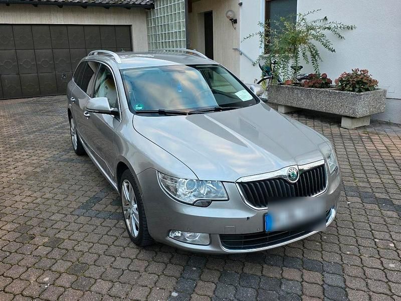 Silber Gebraucht 2011 Skoda Superb Elegance Kombi | 9.000 € (Fairer Preis) - Bild 1/4