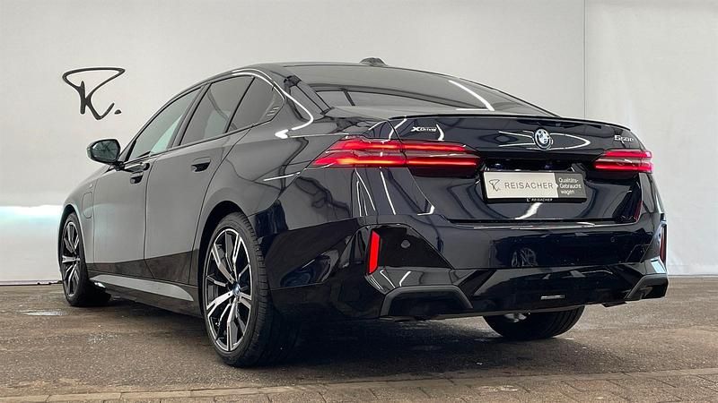 Gebraucht BMW 550e Comfort Edition 490 PS (360 kW) 2025 Carbonschwarz metallic Limousine