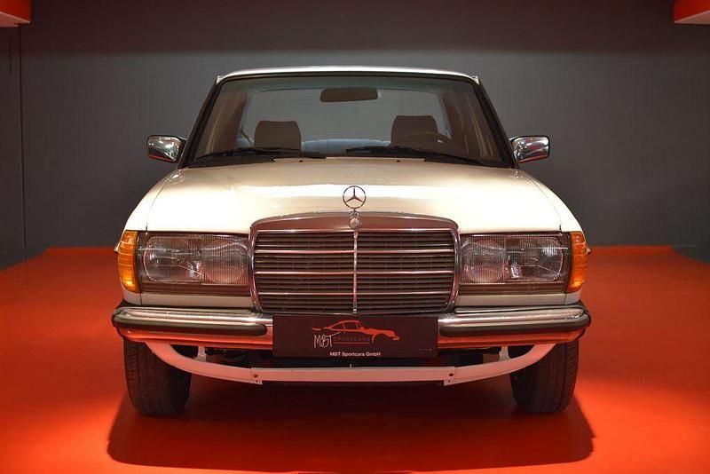 Weiß Gebraucht 1984 Mercedes E230 Limousine | 24.900 € - Bild 1/4