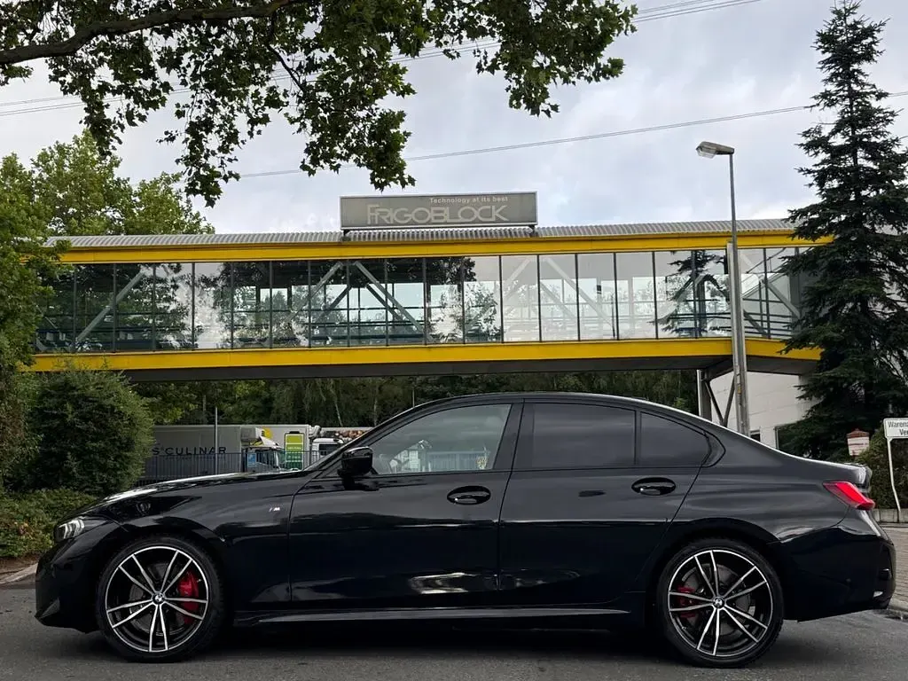 Gebraucht BMW 320 M Sport 190 PS (139 kW) 2025 Black sapphire metallic Limousine
