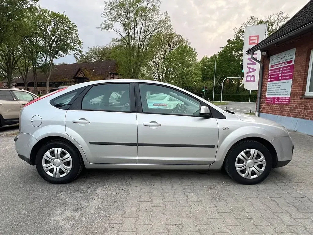 Używany Ford Focus Fun X 101 KM (74 kW) 2007 Srebrny Sedan/Limuzyna