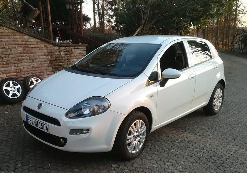 Weiß Gebraucht 2017 Fiat Punto Lounge Kleinwagen | 6.490 € (Fairer Preis) - Bild 1/4