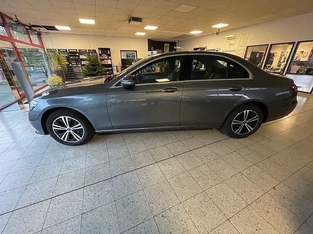 Selenitgrau metalliclack Gebraucht 2022 Mercedes E220 Limousine | 37.700 € (Guter Preis) - Bild 1/4