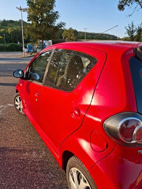 Gebraucht Toyota Aygo 50 PS (36 kW) 2009 Rot Kleinwagen