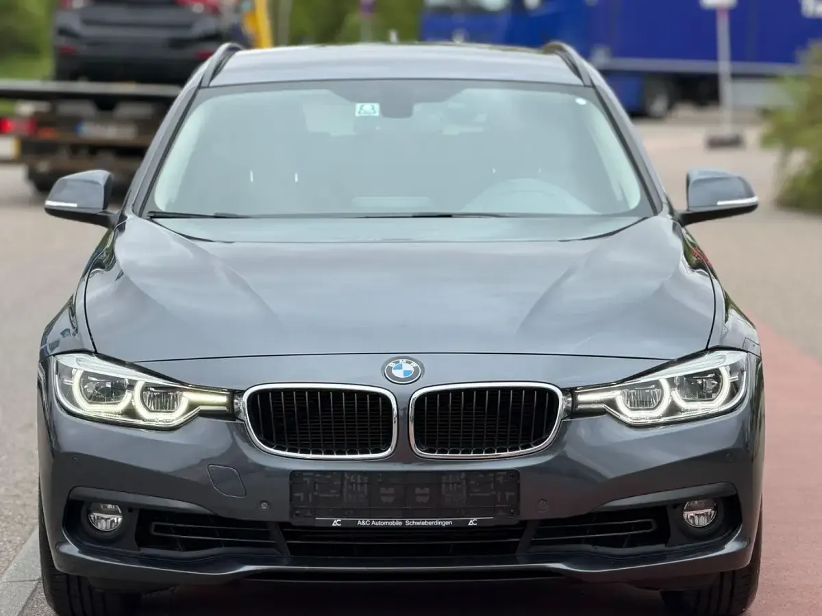 Gebraucht BMW 318 Advantage 136 PS (100 kW) 2019 Grau Kombi