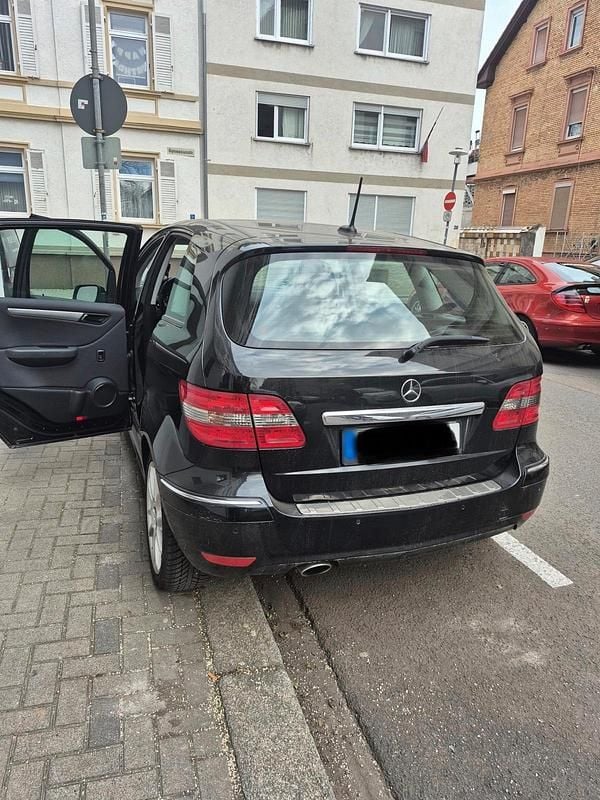 Gebraucht Mercedes B180 116 PS (85 kW) 2011 Schwarz Van / Kleinbus