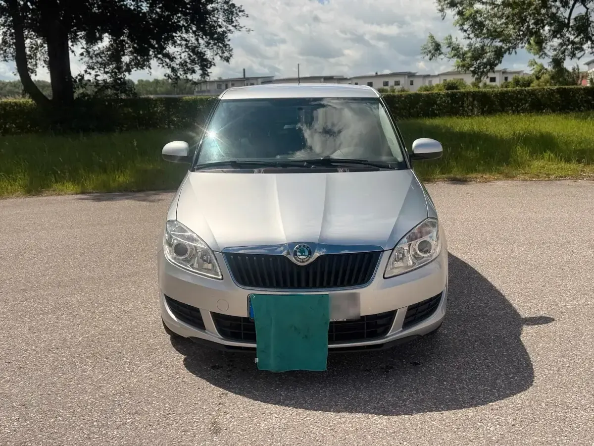 Gebraucht Skoda Fabia 69 PS (50 kW) 2012 Silber Limousine